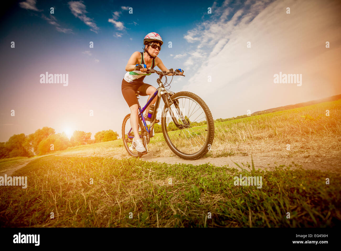 Frauen über das Wesen der mit dem Fahrrad Stockfoto