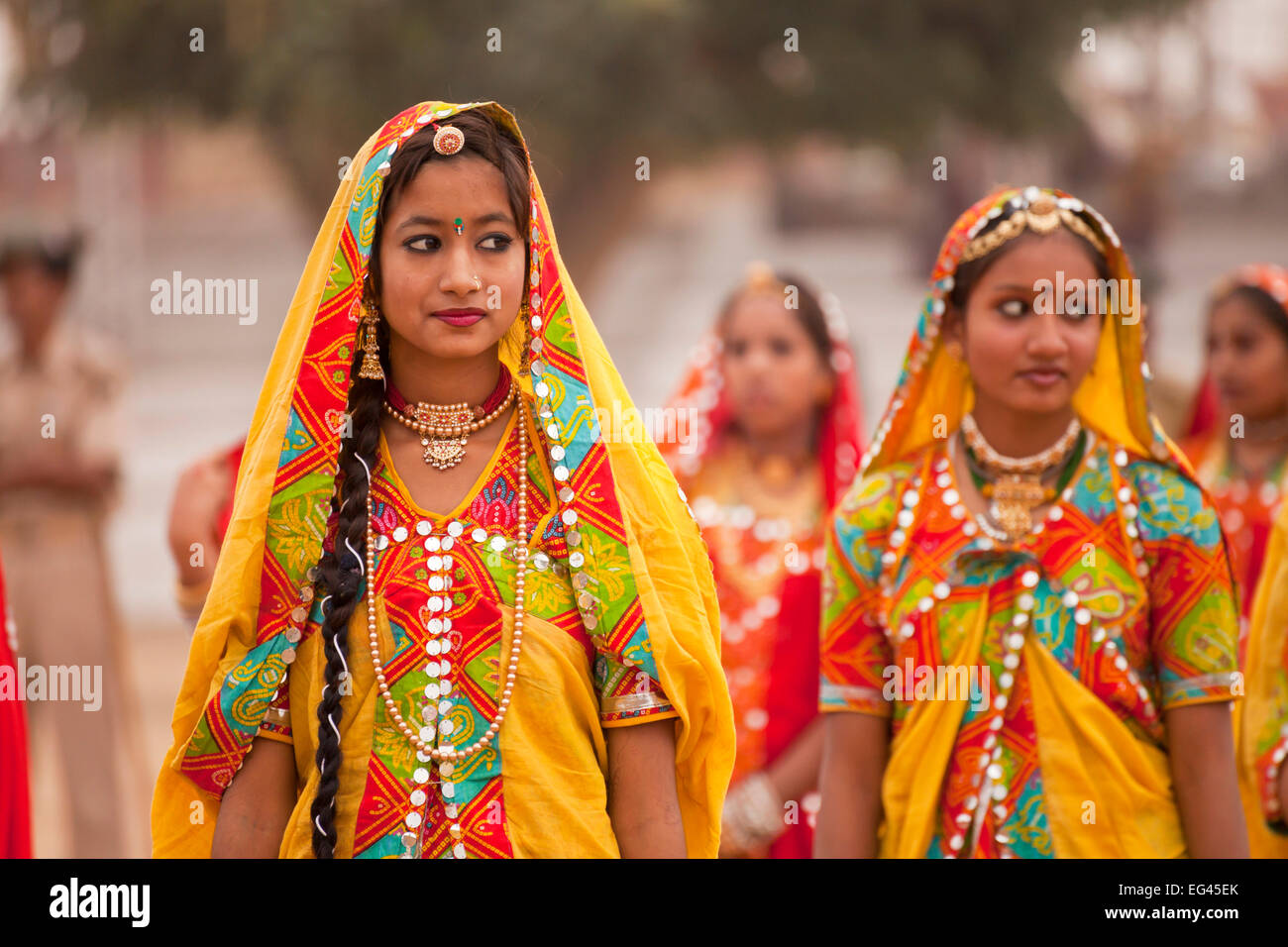 Junge Frauen in der Typischen Farbenfrohen Tracht der Rajasthanis Beim Kamel-Und Viehmarkt Pushkar Mela in Pushkar, Rajasthan, Stockfoto