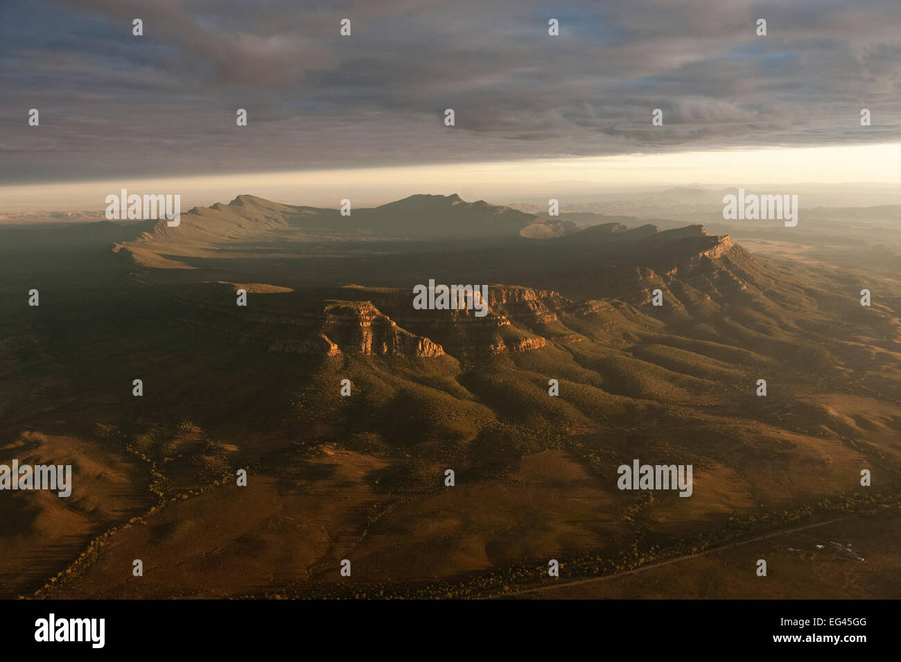 Dramatische frühmorgens Antenne Wilpena Pound Flinders reicht National Park South Australia Juni 2011 Stockfoto