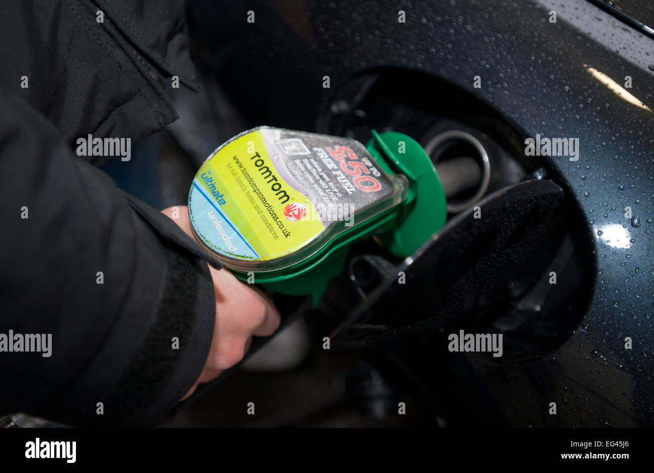 Füllung-Auto mit einem Benzin-Pumpe-Düse Stockfoto