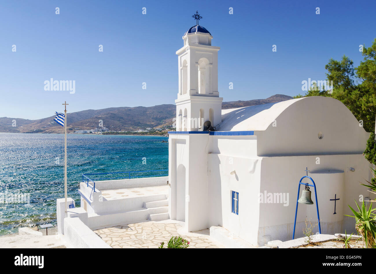 Die kleine weiß getünchte Kirche Ayios Markos Stavros Beach auf der Insel Tinos, Kykladen, Griechenland Stockfoto