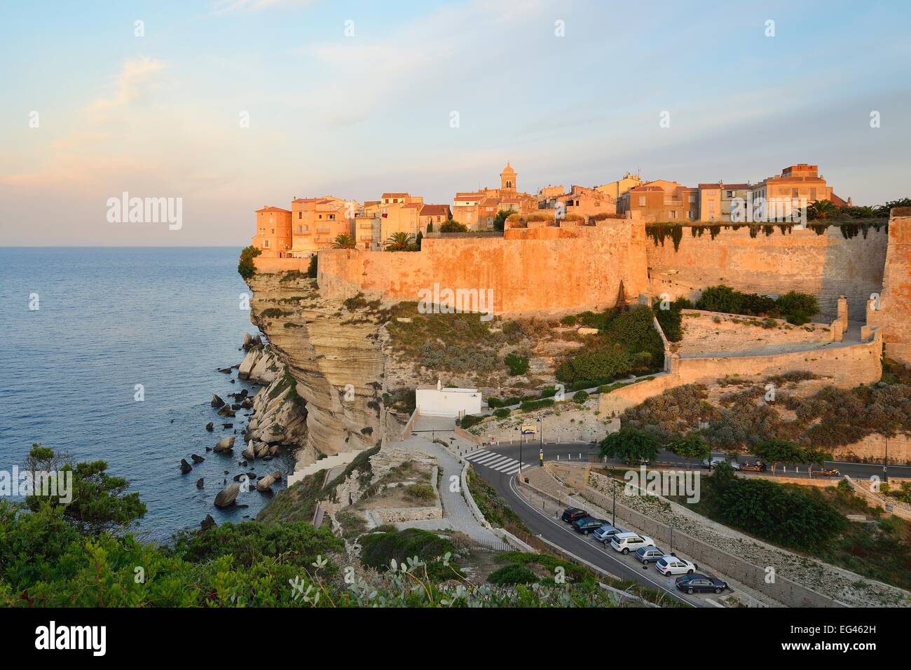 Die mittelalterliche Altstadt auf dem Kalksteinfelsen im Morgenlicht, Bonifacio, Corse-du-Sud, Korsika, Frankreich Stockfoto