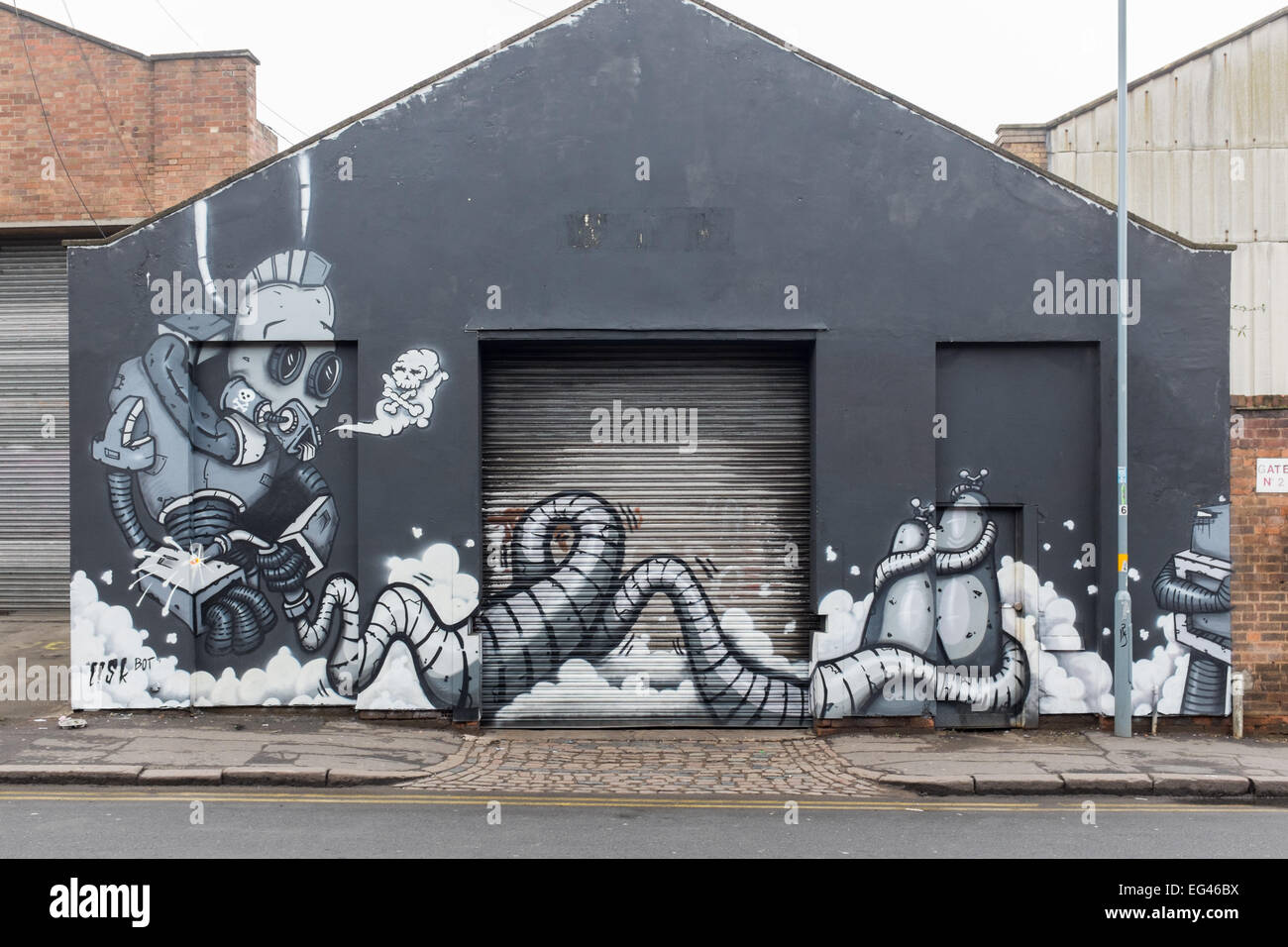 Schwarz / weiß Cartoon Straßenkunst Graffiti auf der Vorderseite eine abschließbare Garage in Digbeth, Birmingham Stockfoto