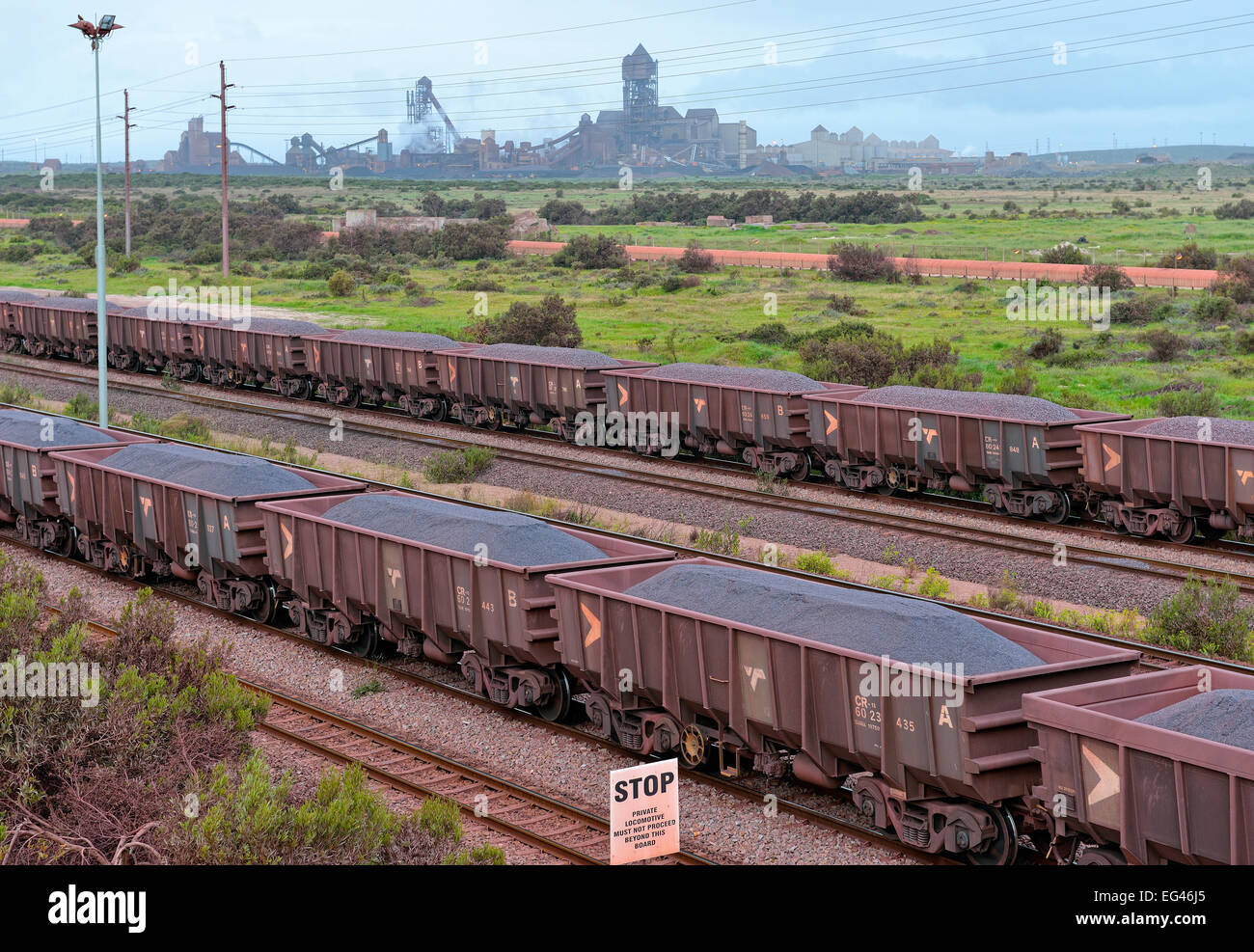 Güterzug, beladen mit Eisenerz, am Eingang zum Erz-Verladehafen, auf der Rückseite der Saldanha Stahl Stahlwerk Saldanha Stockfoto