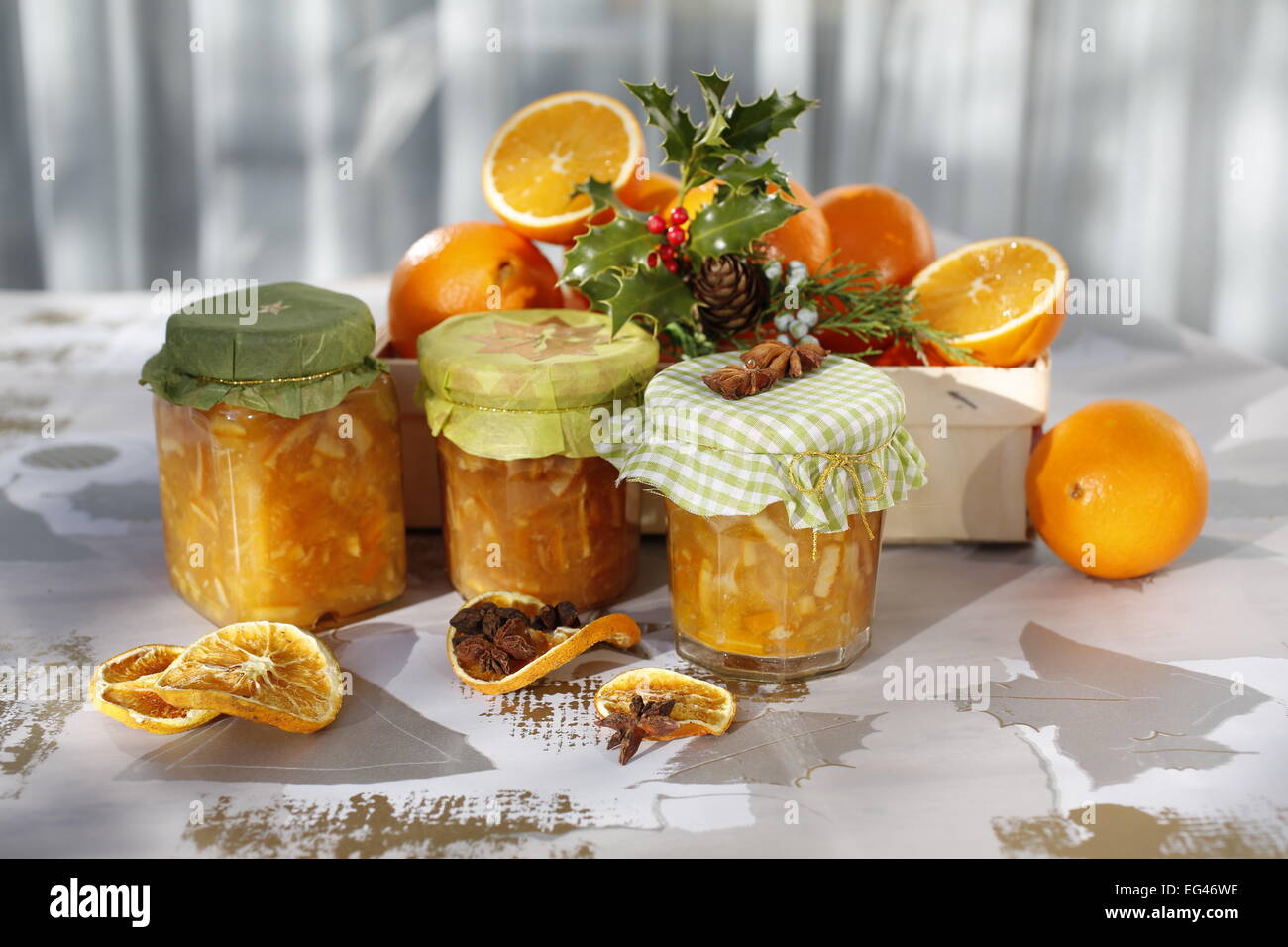 Stillleben mit Orangen, Orangenmarmelade, Holly, Sternanis Stockfoto