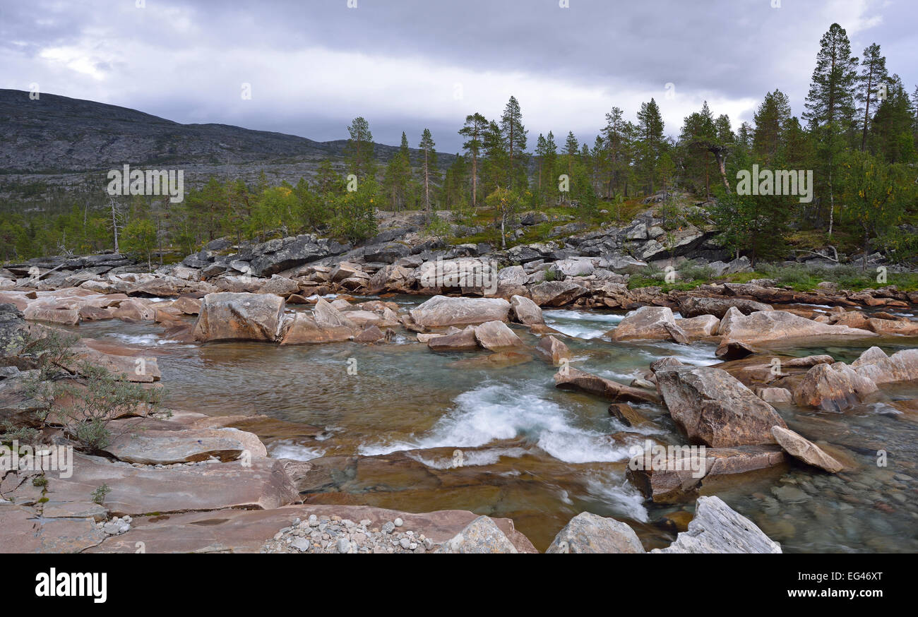Felsen und Steinen im Fluss RMuonosjåhkå Berg in SaRMtdaRM, in der Nähe der Arktis-CircRMe, Norwegen Stockfoto