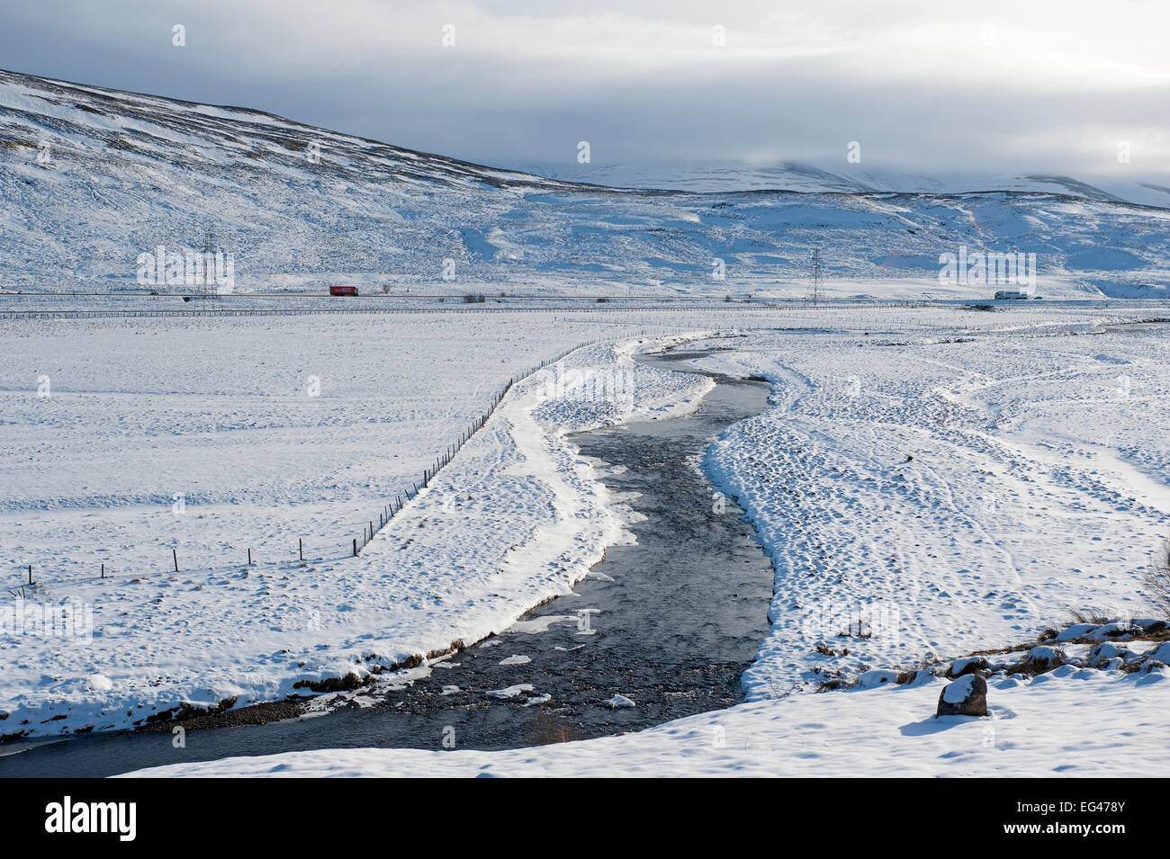 Der Winter am Fluss Truim und A9 Bundesstraße bei Dalwhinnie, Inverness-Shire Highland Region Schottlands.   SCO 9580 Stockfoto