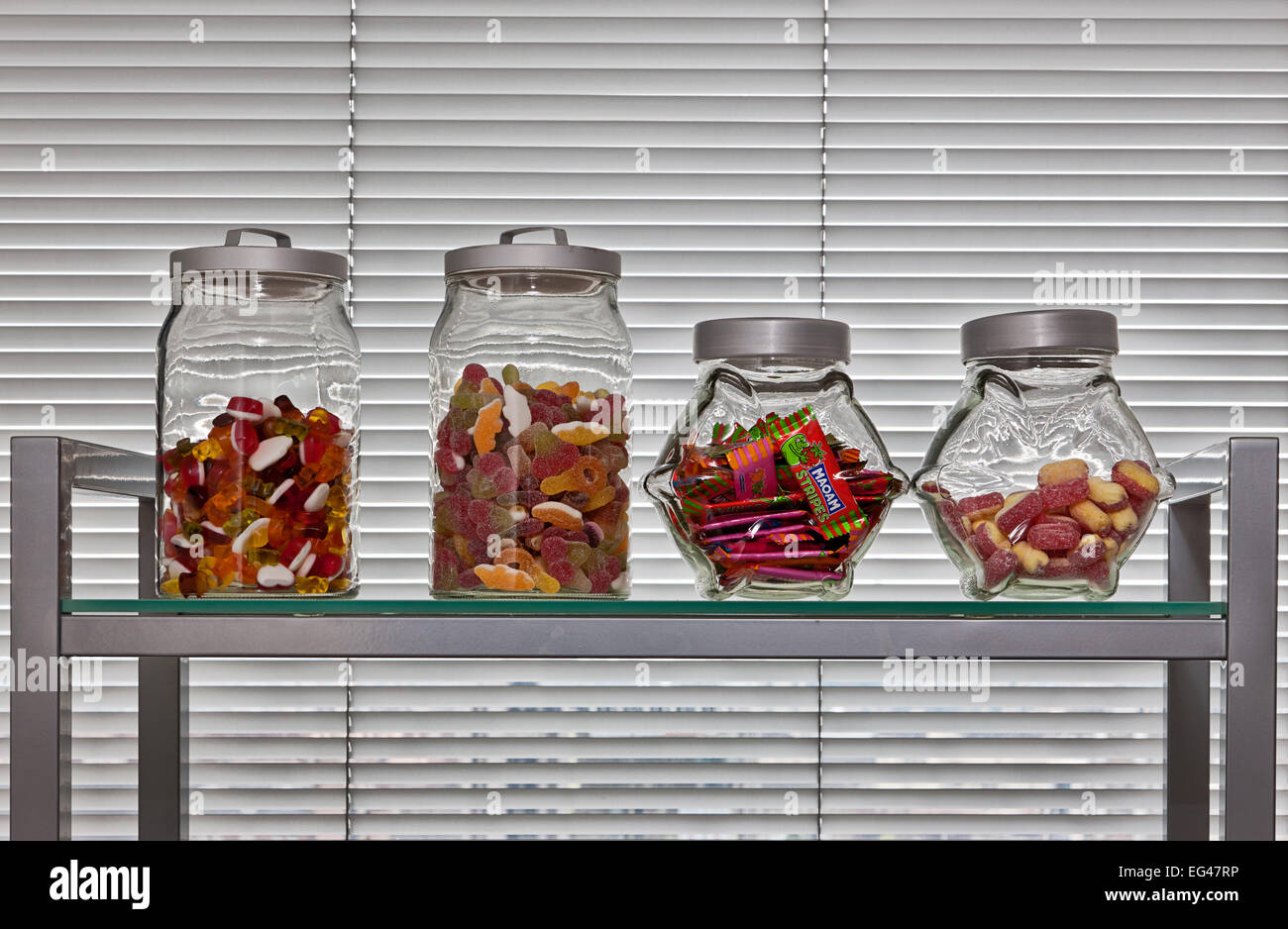 Gläser von Süßigkeiten in einem High-Tech-Büro Stockfoto