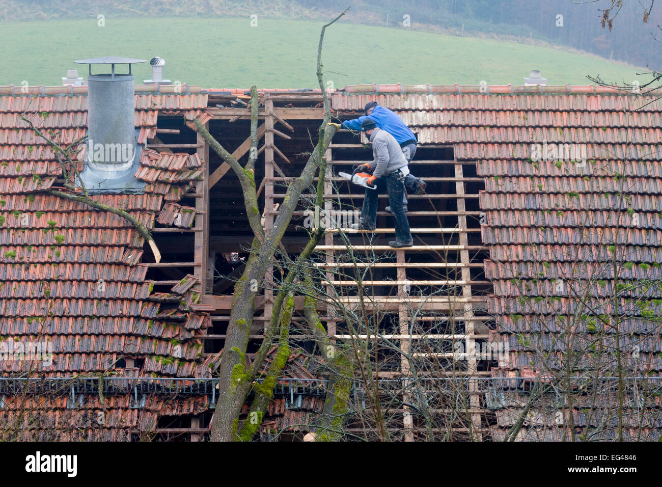 Dach mit Sturmschäden Stockfoto