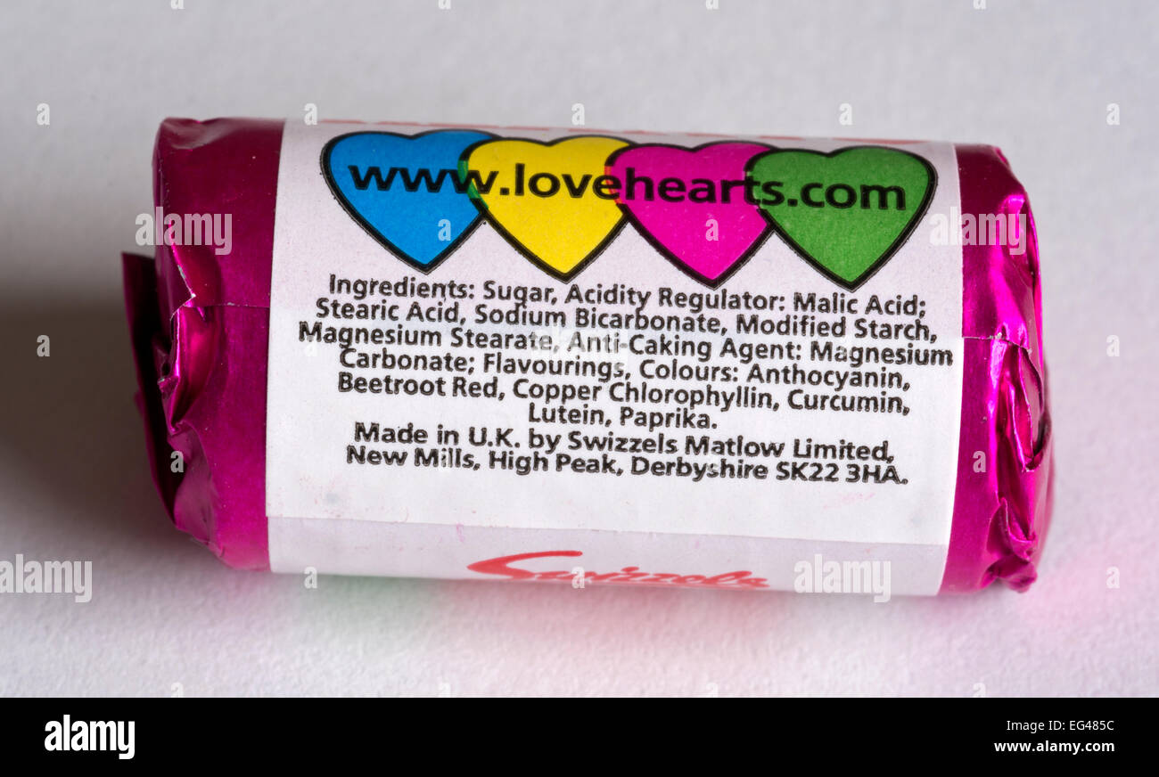 Kleine Päckchen Love Hearts Bonbons mit Produktinformationen. Stockfoto