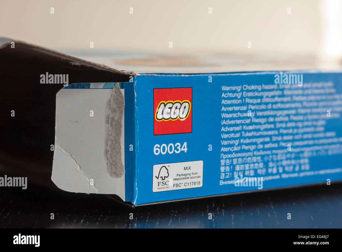 Offene Ende einer Lego-Box zeigt das berühmte Lego-logo Stockfoto