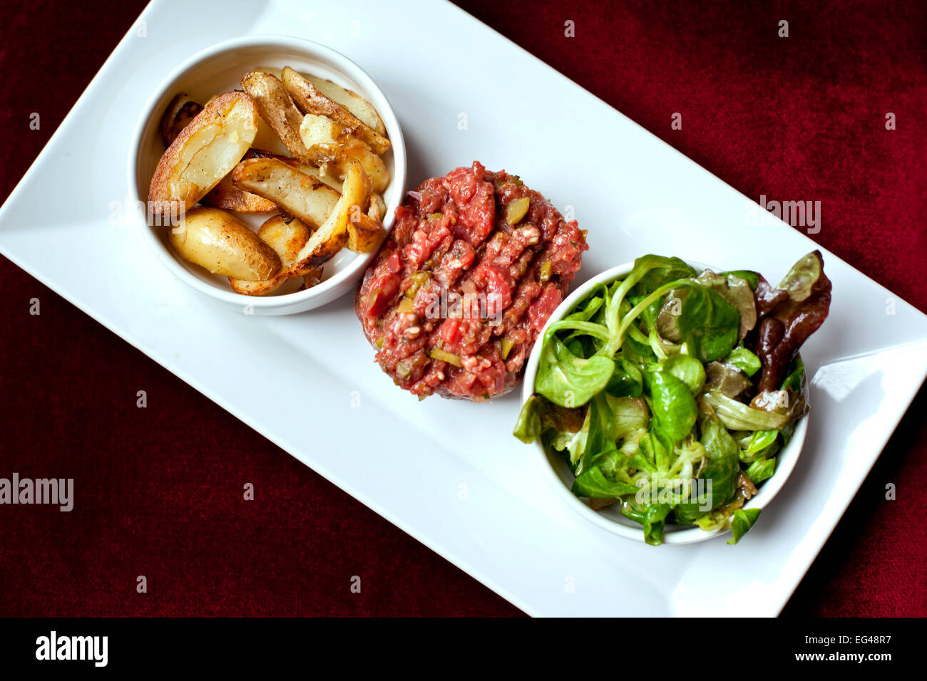 Tatar, Pommes Frites und grüner Salat Stockfoto