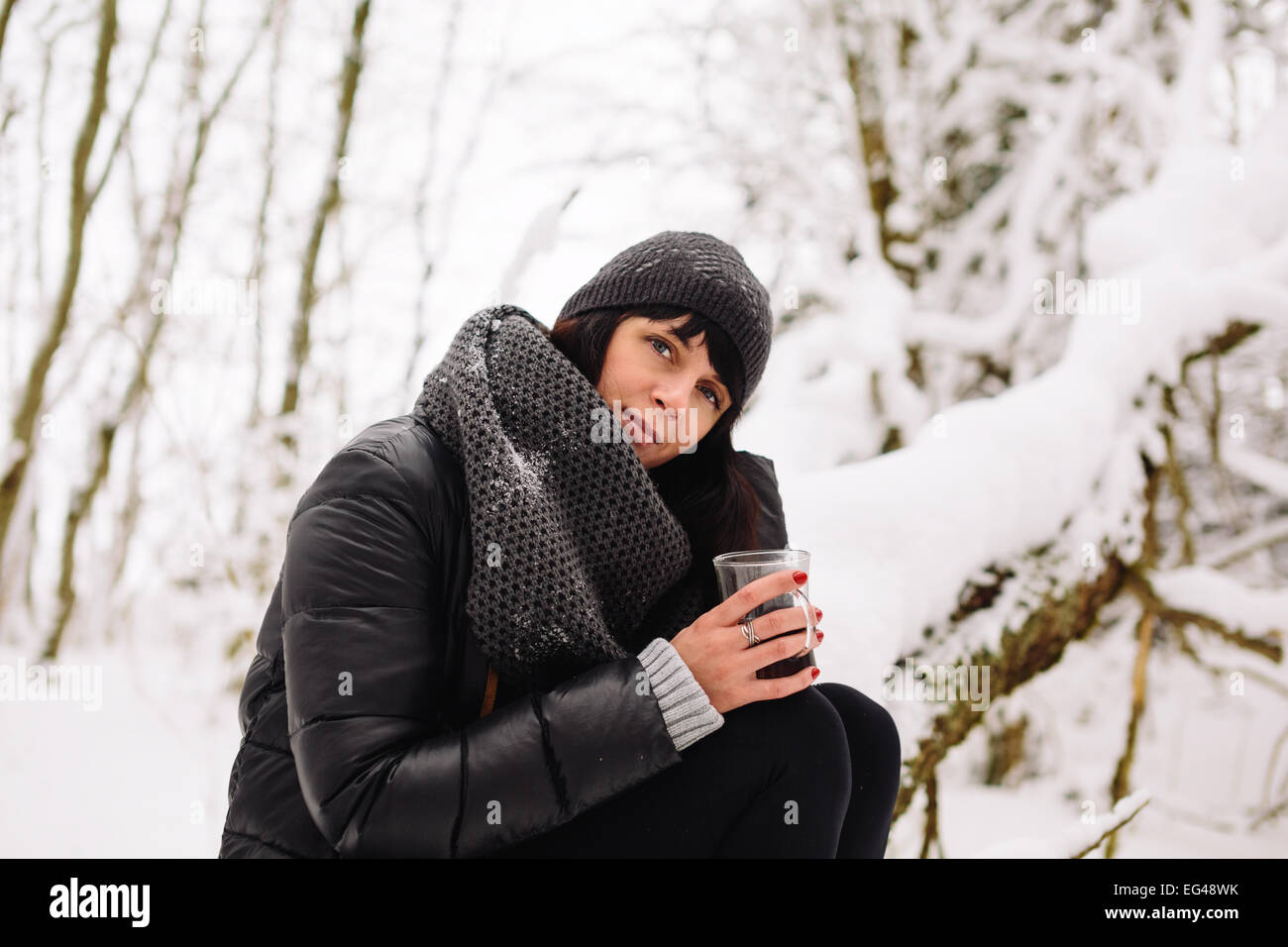 Mädchen mit einer Tasse heißen Tee im winter Stockfoto