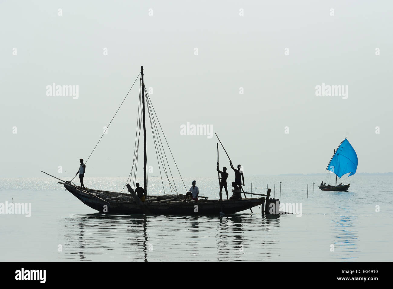 Fischer in Booten Pulicat See Tamil Nadu Indien Januar 2013. Stockfoto