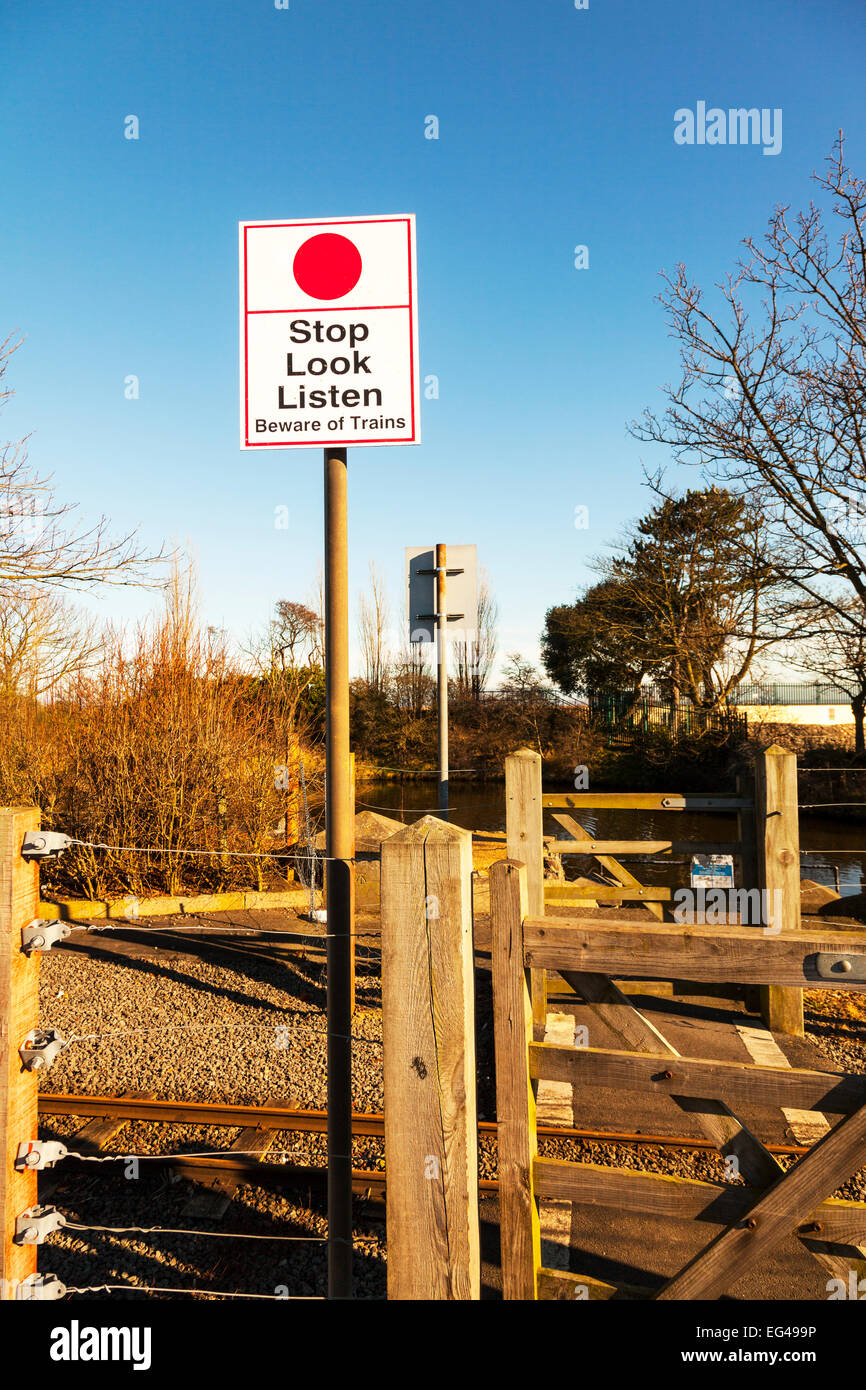 Zug-Warnzeichen, die Züge in acht zu nehmen stoppen Blick hören Gefahr Track Titel Cleethorpes Stadt Lincolnshire uk england Stockfoto
