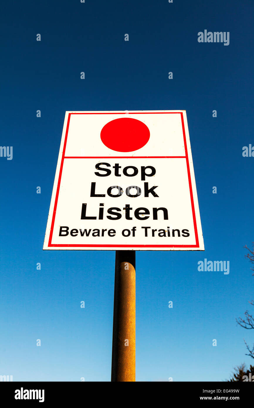 Zug-Warnzeichen, die Züge in acht zu nehmen stoppen Blick hören Gefahr Track Titel Cleethorpes Stadt Lincolnshire uk england Stockfoto