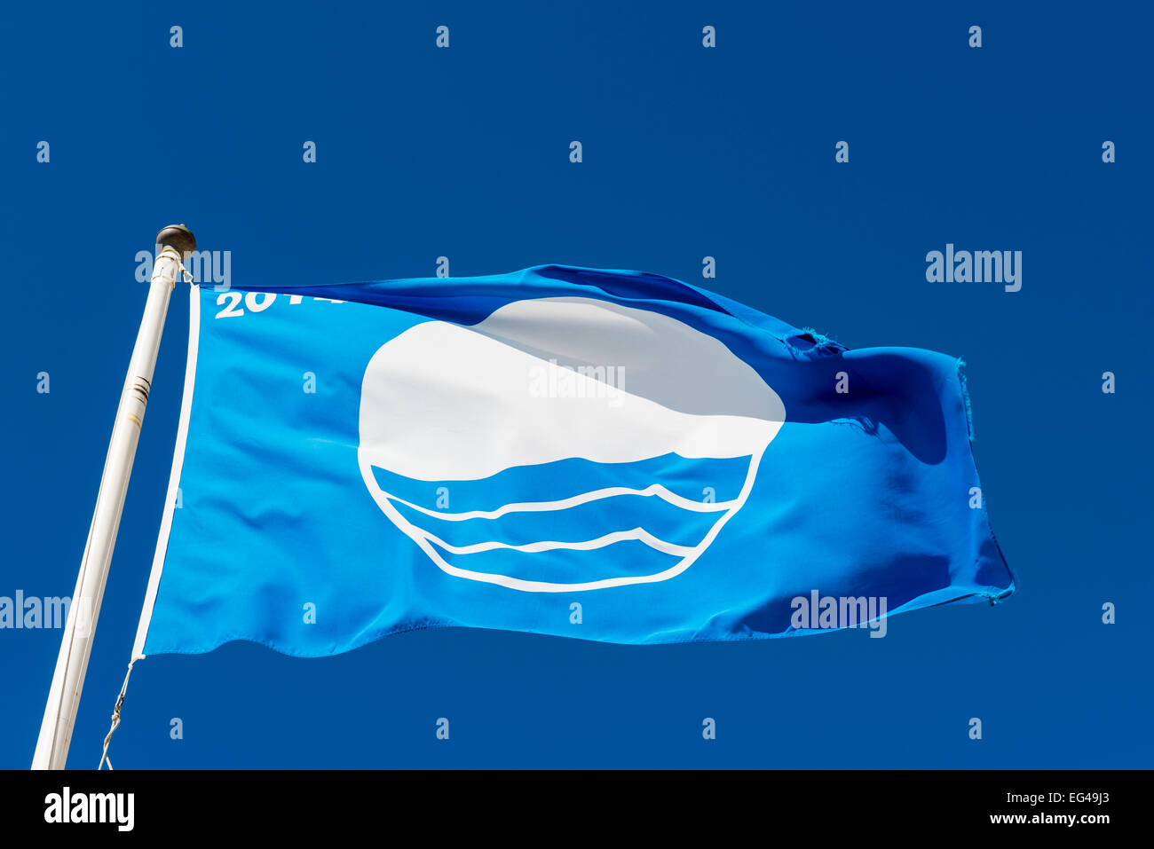 Blaue Flagge am Strand mit blauem Himmel. Flagge für saubere und Sfe schwimmen. Stockfoto