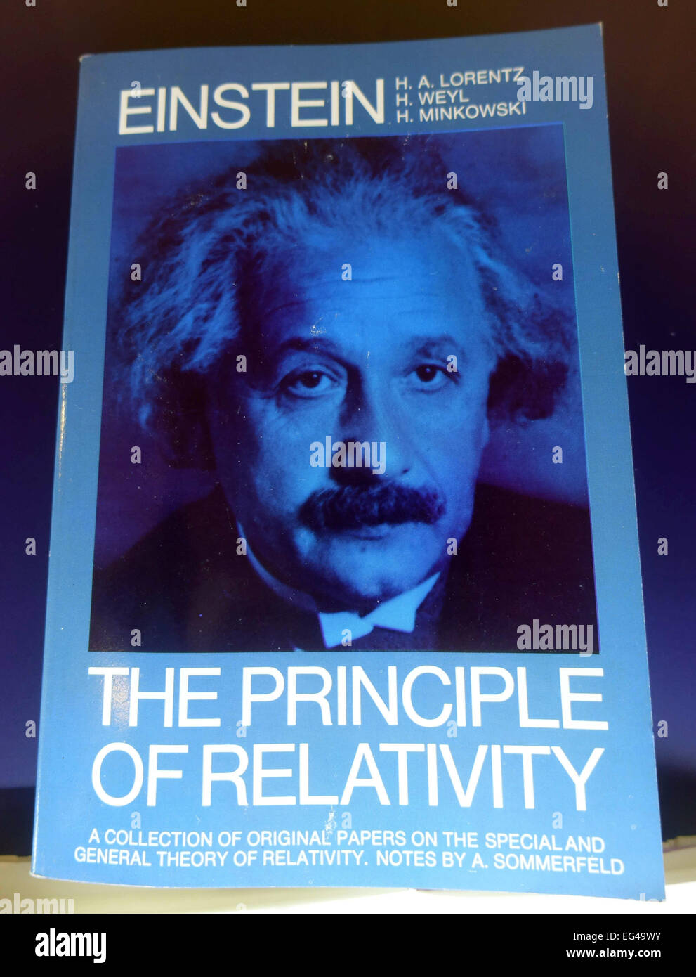 Buch über Albert Einstein und die Relativitätstheorie angezeigt im Museum, Las Palmas de Gran Canaria Stockfoto