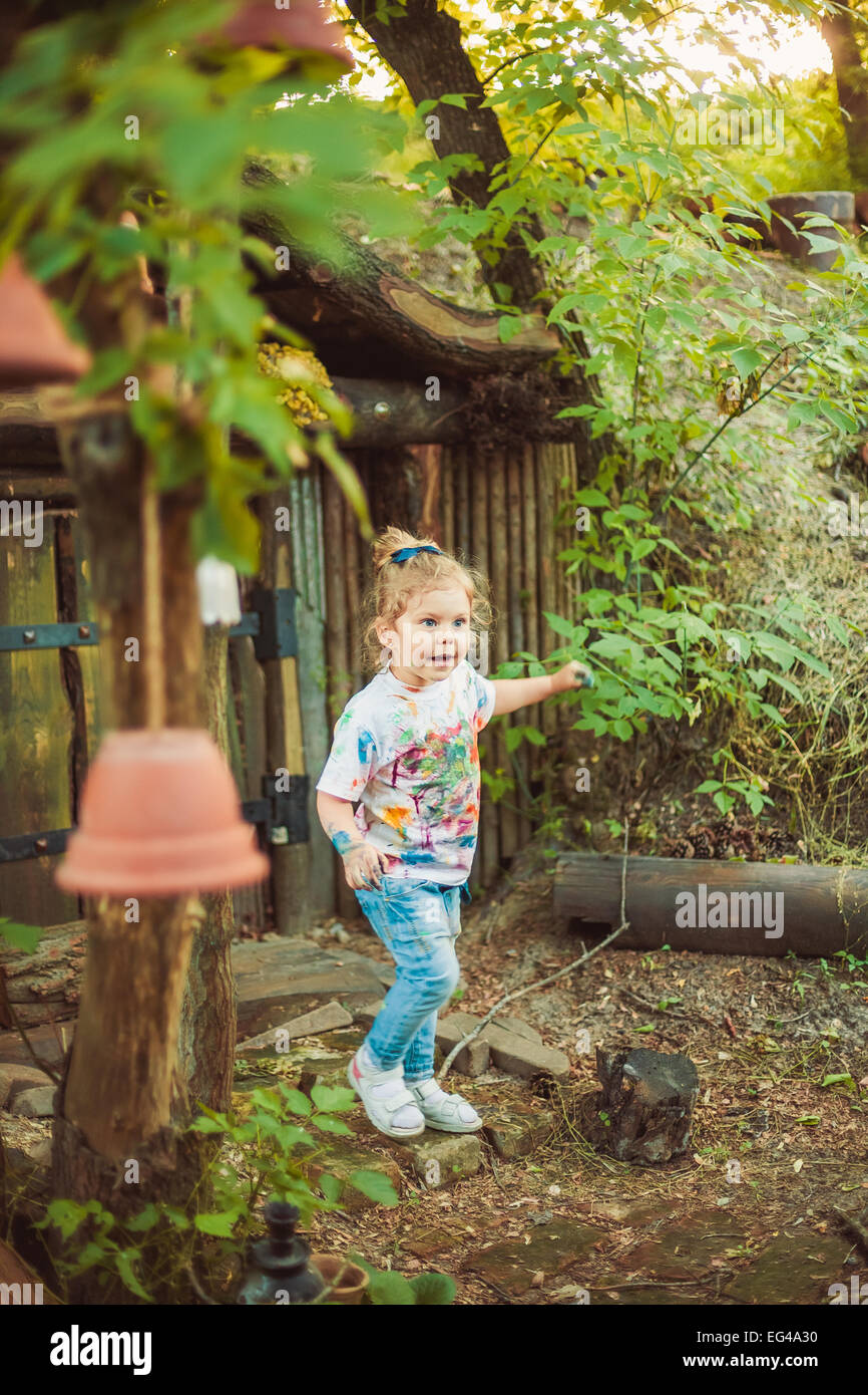 Mädchen in der Nähe von winzigen Haus Stockfoto