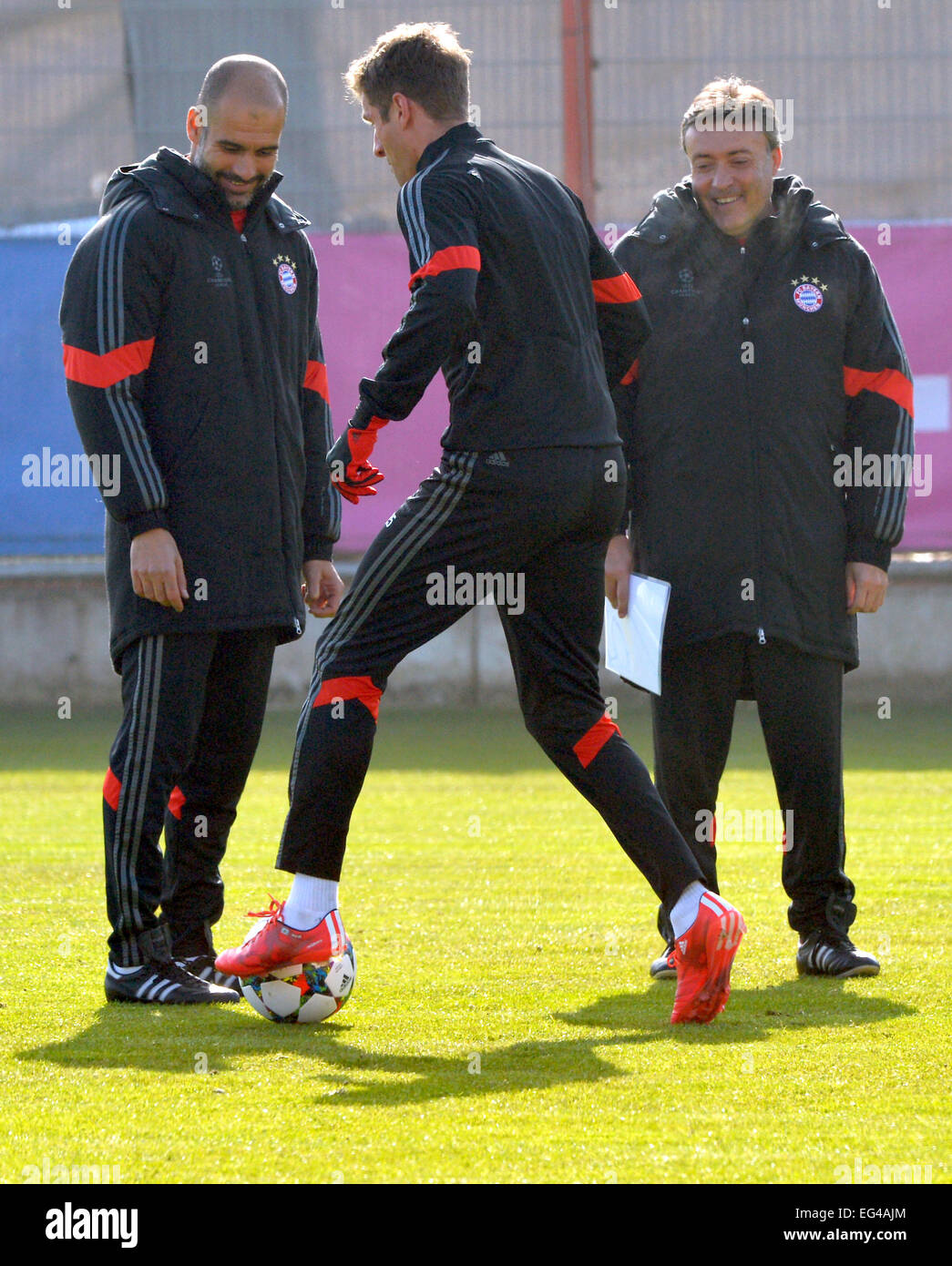 München, Deutschland. 16. Februar 2015. Münchens Trainer Pep Guardiola (L-R), Thomas Mueller und Co-Trainer Domenec Torrent während der Club letzte Trainingseinheit in München, Deutschland, 16. Februar 2015. FC Bayern München treffen am 17. Februar 2015 Shakhtar Donetsk in der Champions League Runde 16 Match in der Ukraine. Foto: Peter Kneffel/Dpa/Alamy Live News Stockfoto