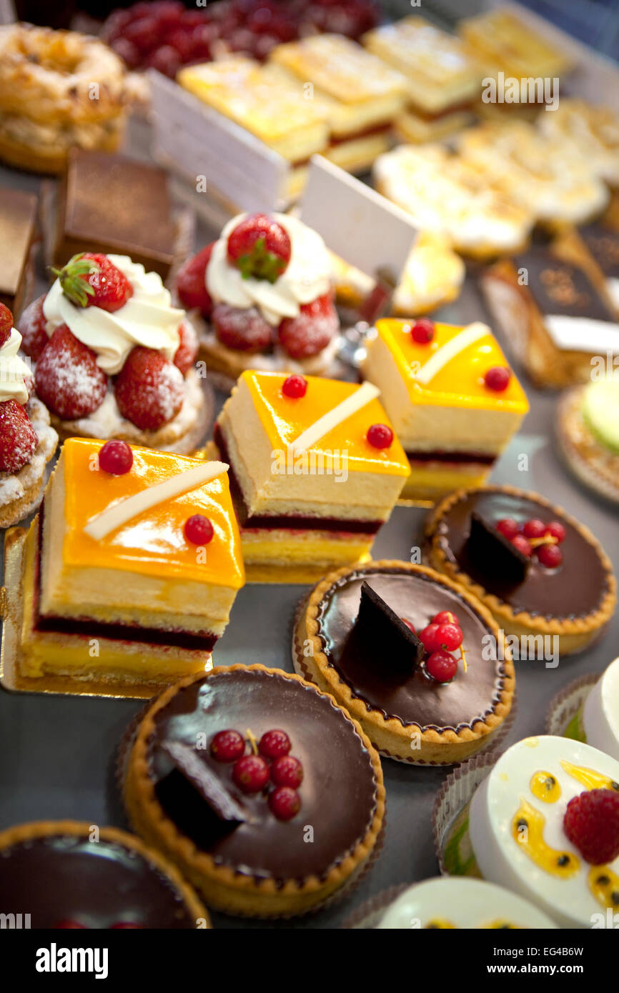 Verschiedene Kuchen in einer Bäckerei Stockfoto