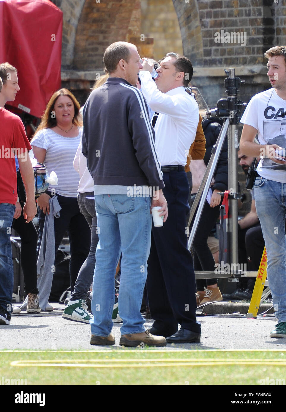 Tom Hardy filmt Szenen für die Kray Zwillinge Filmbiografie "Legend", vor Ort London mit: Tom Hardy wo: London, Vereinigtes Königreich bei: 14. August 2014 Stockfoto