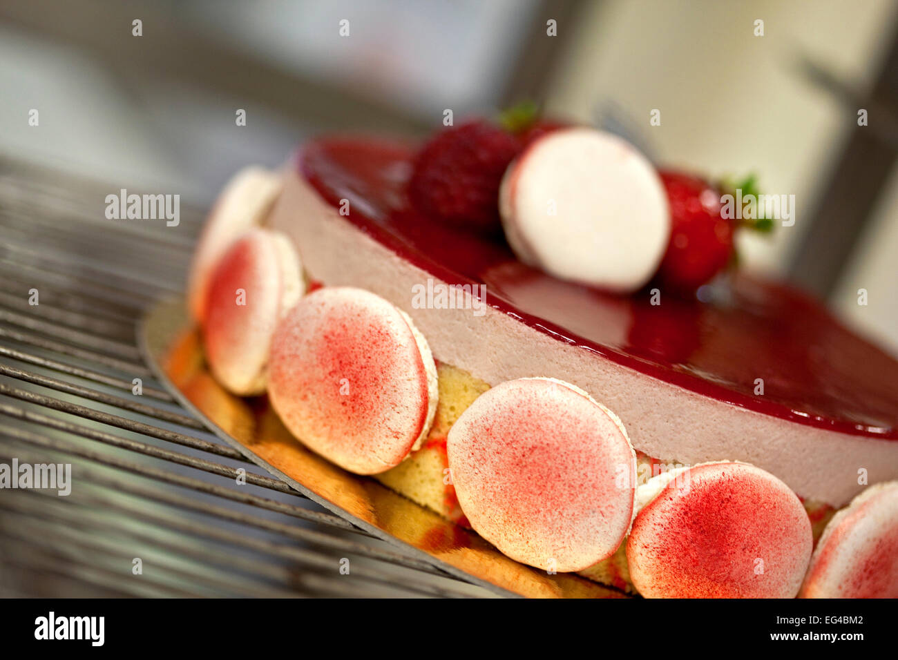 Torte mit Makronen, Erdbeermousse und Keks Stockfotografie - Alamy