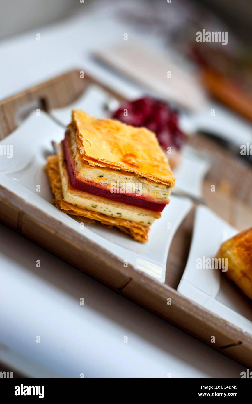 "Mille Feuilles" auf einem Teller Kuchen Stockfoto