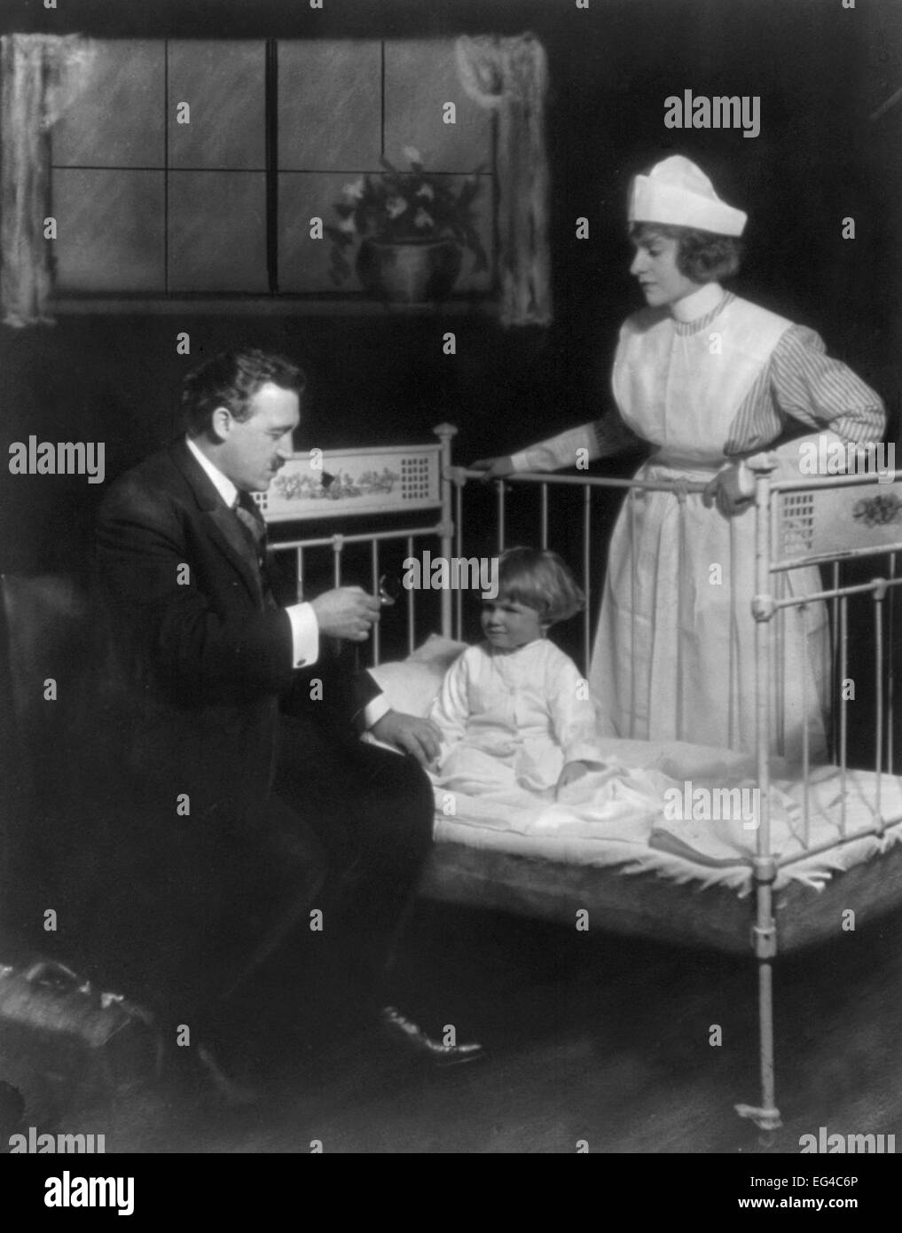 Die Arzt - Arzt und Krankenschwester mit Kind in der Krippe, ca. 1919 Stockfoto