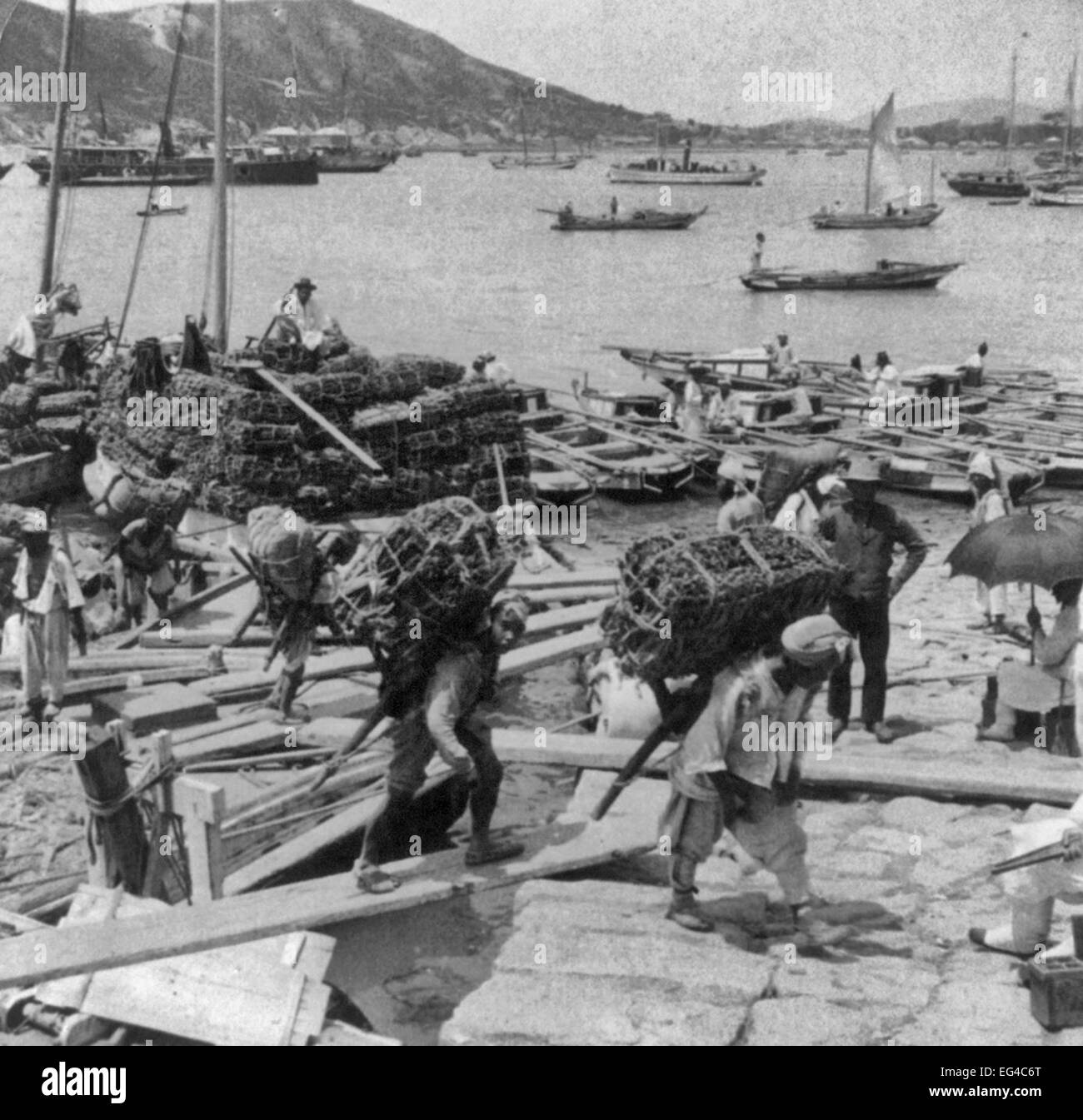 Dschunken mit Ballen von Trockenfisch - West durch den Hafen von Landung Wharf geladen. Chemulpo. Korea 1904 Stockfoto