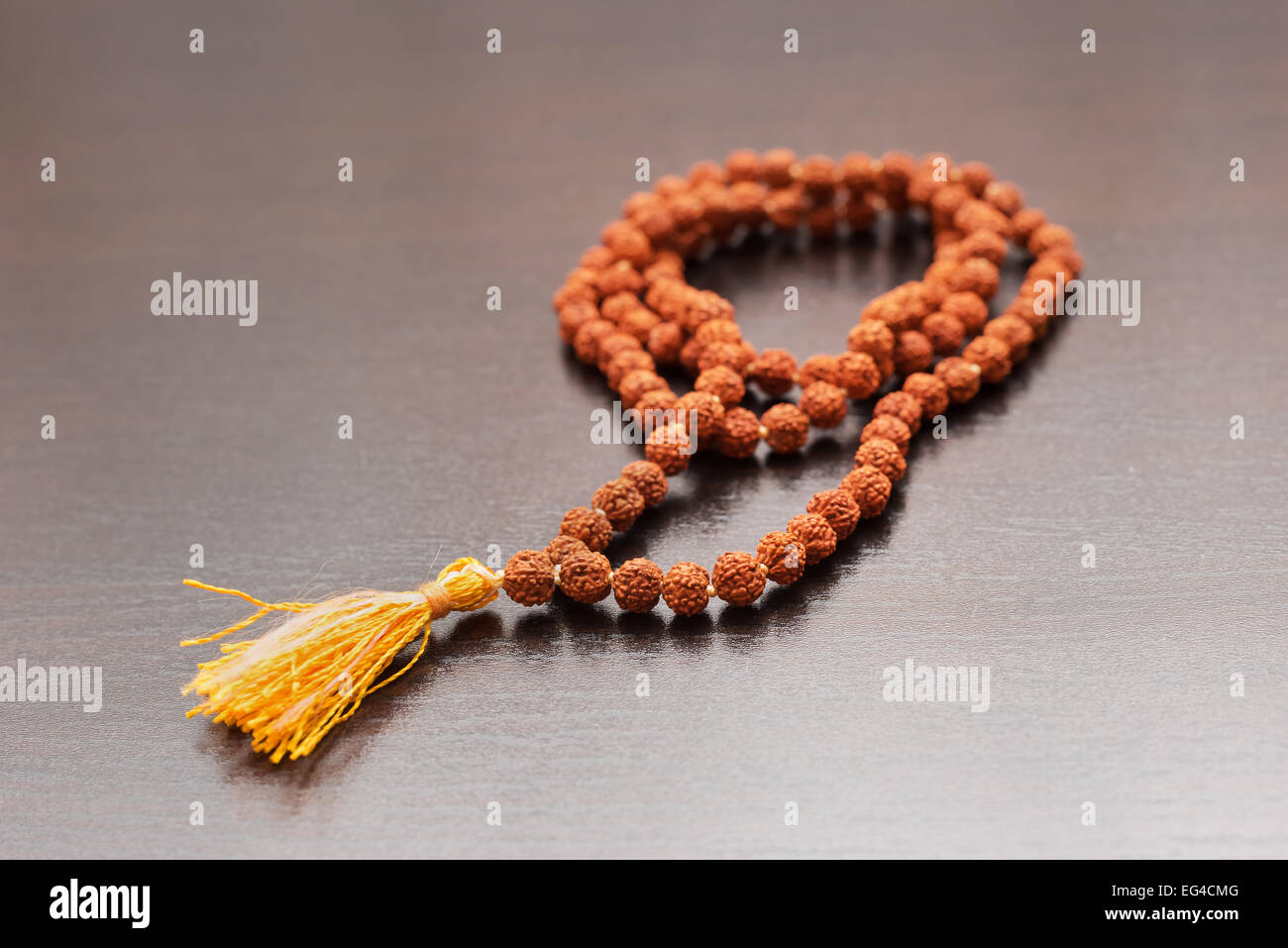Japa Mala auf dem Tisch. Gebetskette aus den Samen des Baumes Rudraksha gemacht Stockfoto