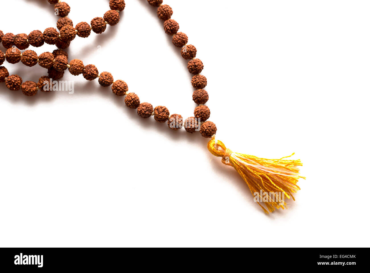 Japa Mala. Gebetskette aus den Samen des Baumes Rudraksha gemacht. Isoliert auf weißem Hintergrund Stockfoto