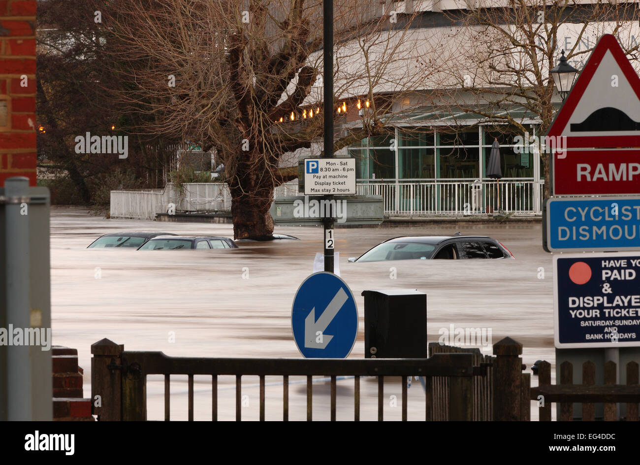 Parkplatz vom Fluss Wey Autos fast vollständig eingetaucht während Weihnachten 2013 Guildford Hochwasser überflutet. Surrey England UK. 25. Dezember 2013. Stockfoto