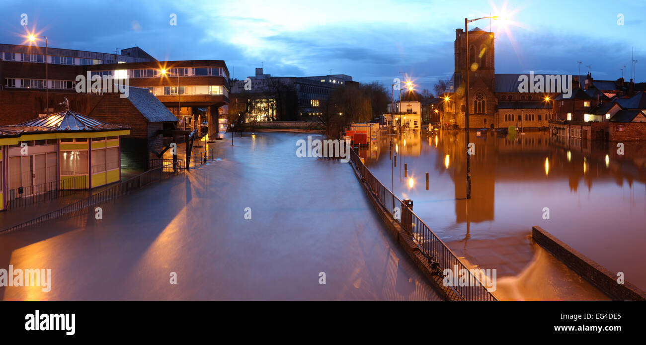 Guildford vom Fluss Wey in der Nacht während der 2013-Weihnachten-Hochwasser überflutet. Surrey England 25. Dezember 2013. Digital Imagegewinn. Stockfoto