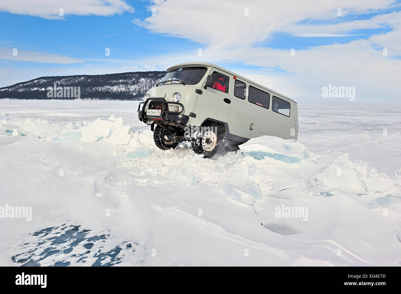 Mini-van überqueren Haufen Eis am See Baikal Sibirien Russland März. Stockfoto