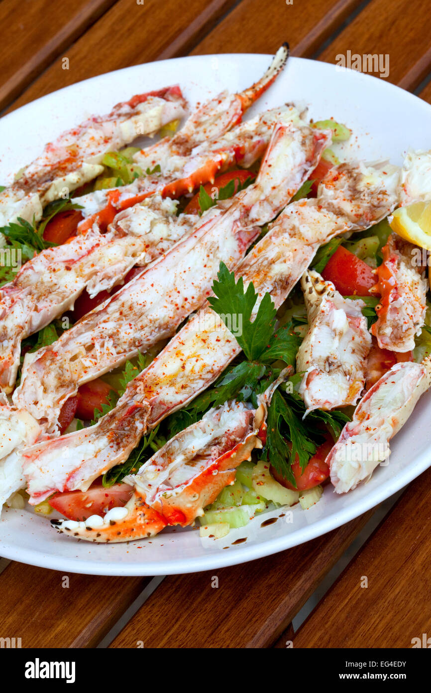 Crab Claws und rohes Gemüse auf einem Teller Stockfoto