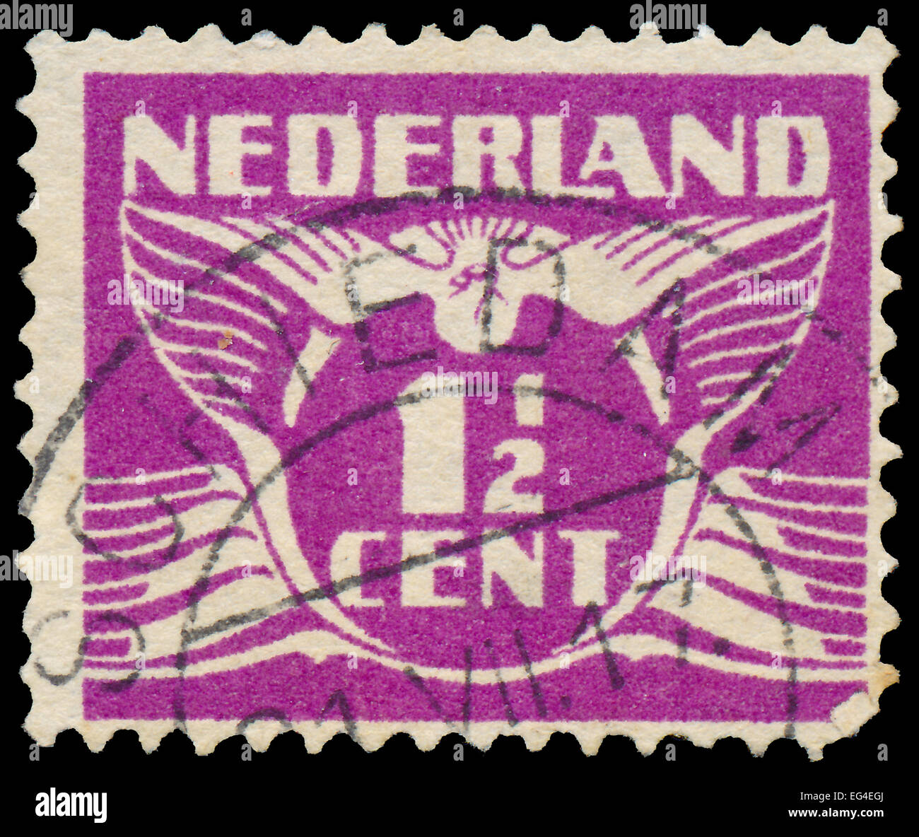 Niederlande - ca. 1926: Eine Briefmarke gedruckt in Niederlanden, zeigt den Wert einer Briefmarke und Bild einer fliegenden Taube ohne Stockfoto