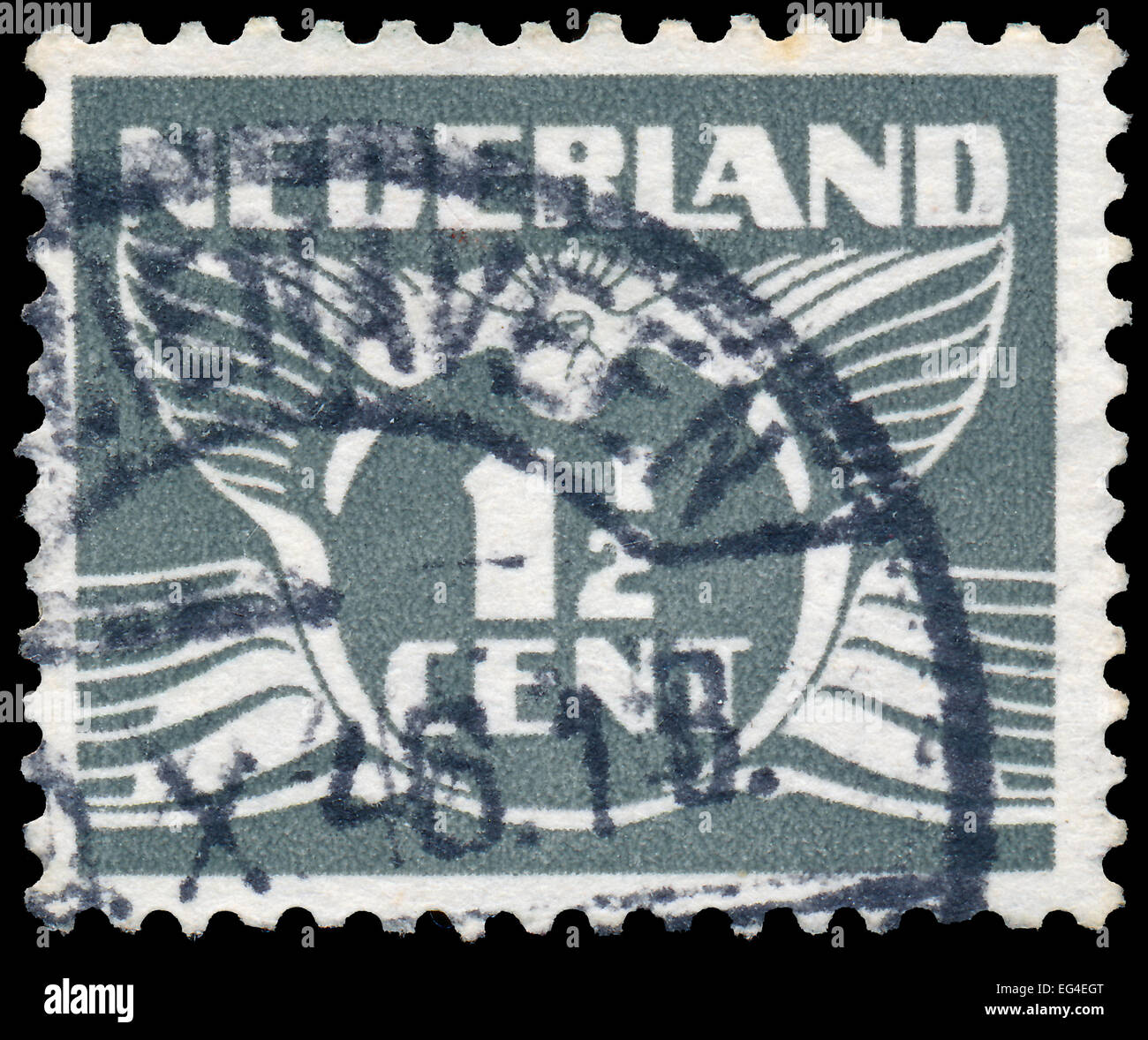 Niederlande - ca. 1935: Eine Briefmarke gedruckt in Niederlanden, zeigt den Wert einer Briefmarke und Bild einer fliegenden Taube ohne Stockfoto