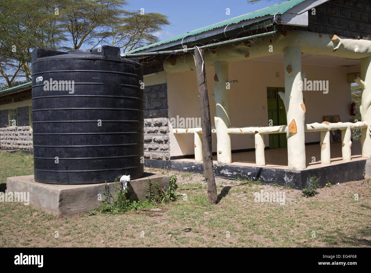 Regenwasser Lagertank außerhalb Haupt Schlafsaal Elsamere Zentrum für Bildung in Nachhaltigkeit Lake Naivasha, Kenia Stockfoto