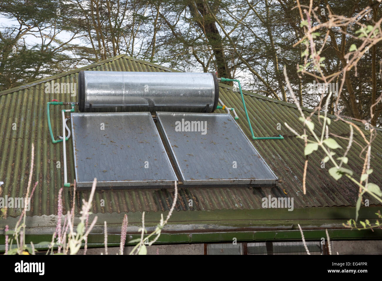 Solar-thermische Warmwasser-Anlage auf Dach der Hütte Elsamere Kenia Stockfoto