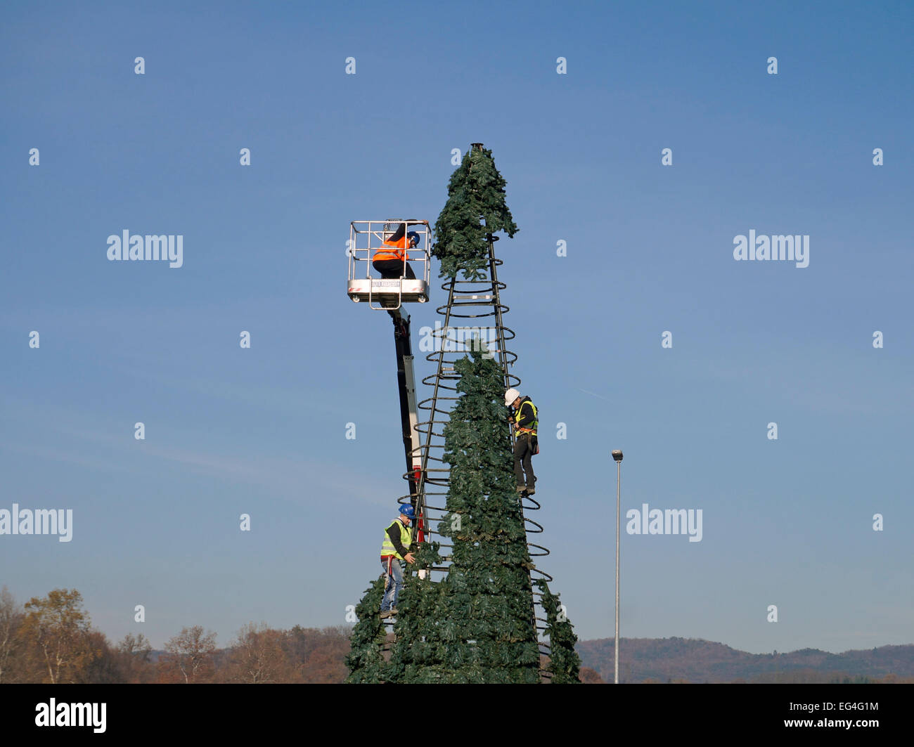 Arbeitnehmer mit Hebebühne Gebäude ein großer Weihnachtsbaum, Italien Stockfoto