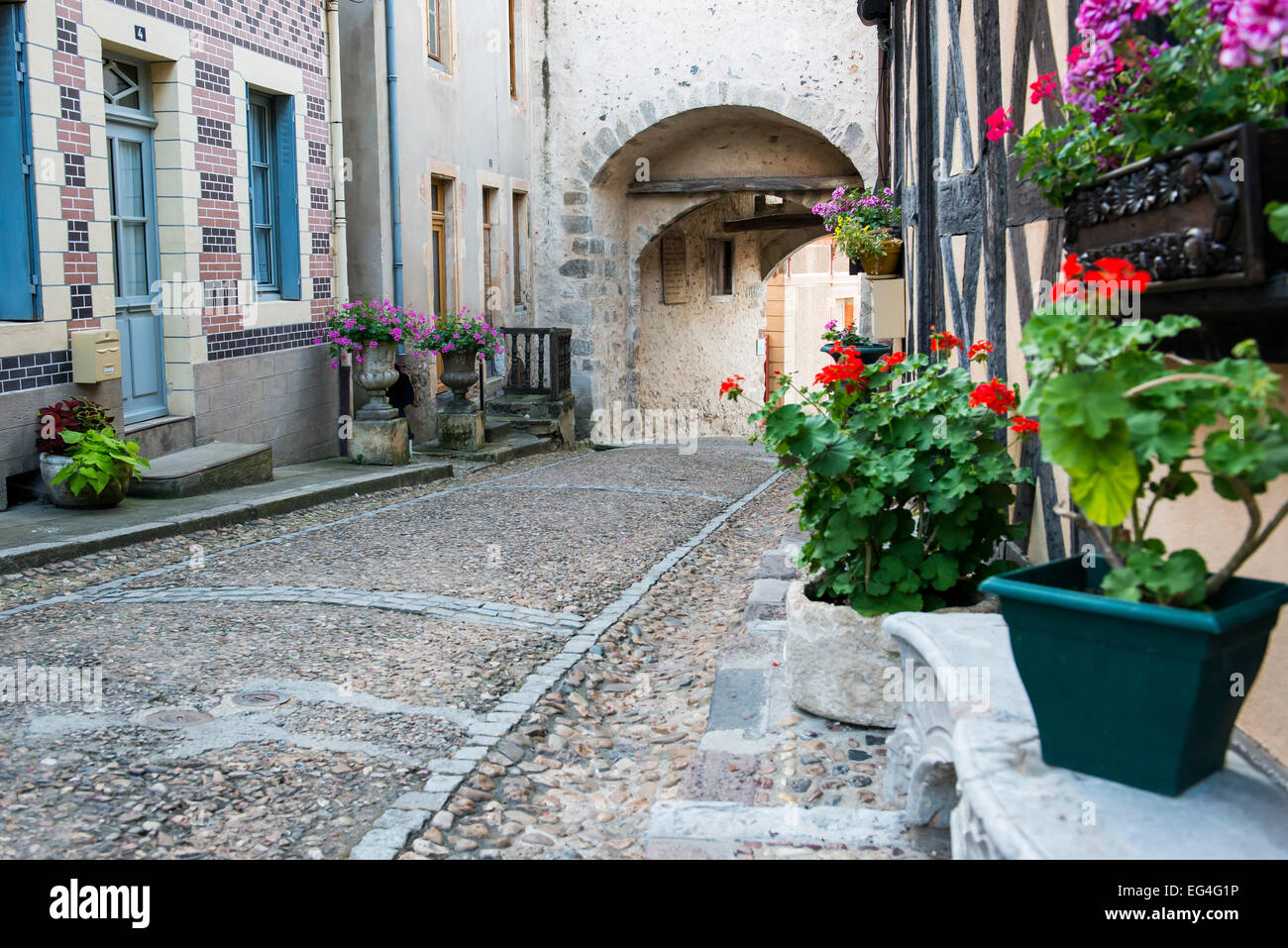 Straße mit alten Steinen in Bourbon Lancy in Frankreich. Stockfoto