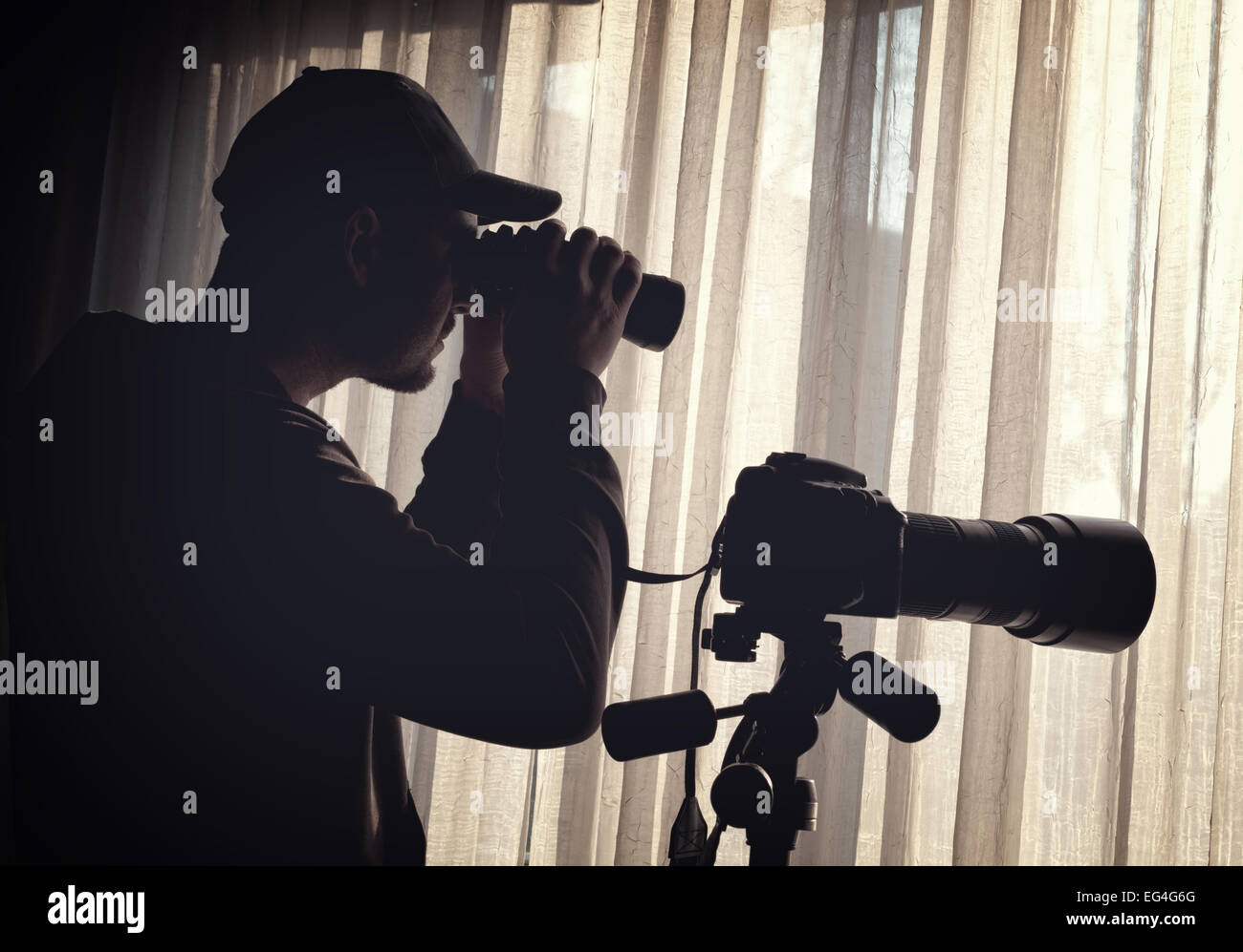 Mann mit Fernglas und Kamera-Steuerung jemand Stockfoto