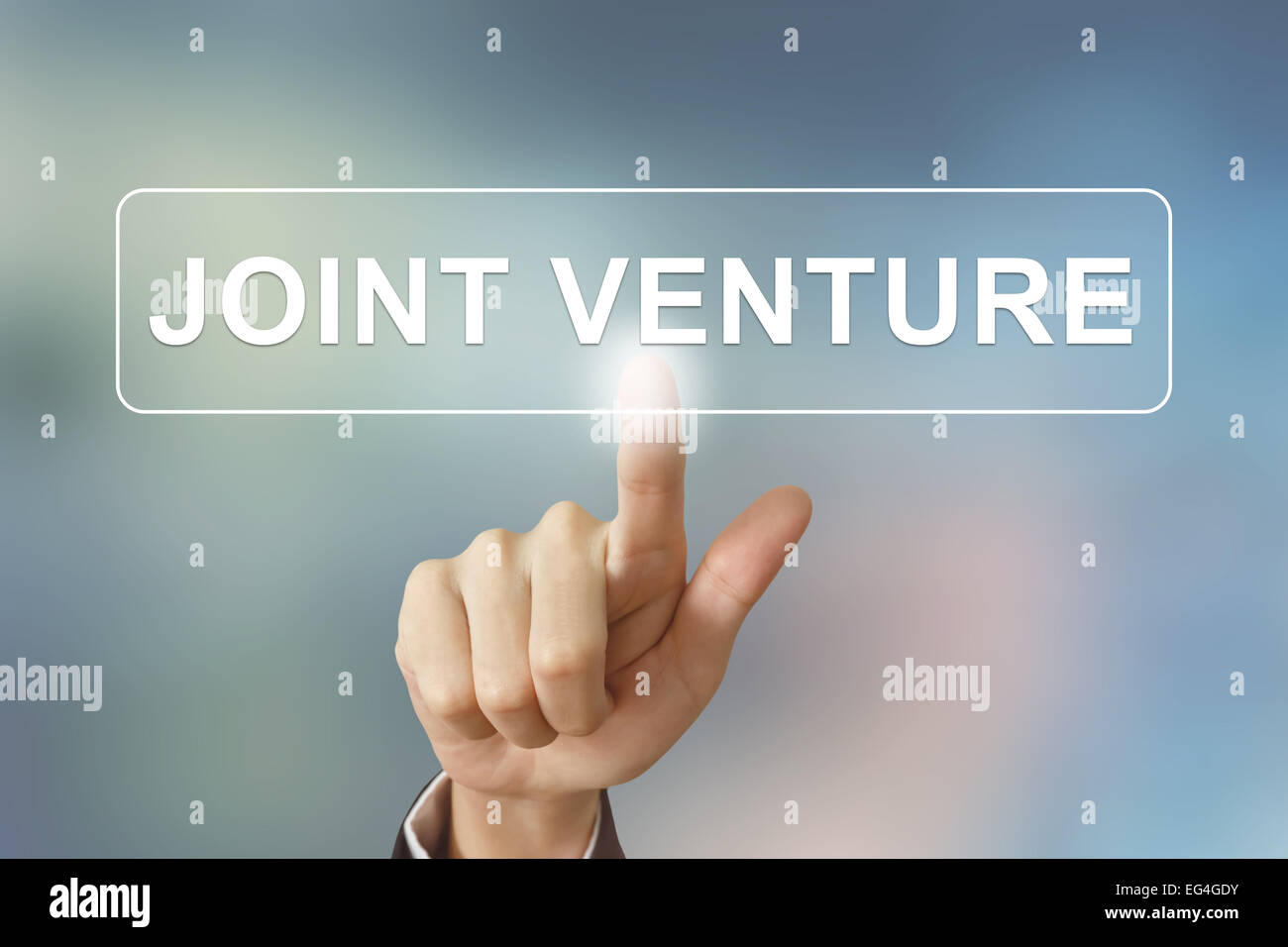 Unternehmen der Hand drücken Joint Venture auf Hintergrund unscharf Stockfoto