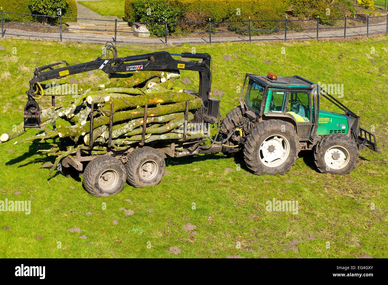 FMV Holz Anhänger mit Baumstämmen und Valtra-Traktor. Stockfoto