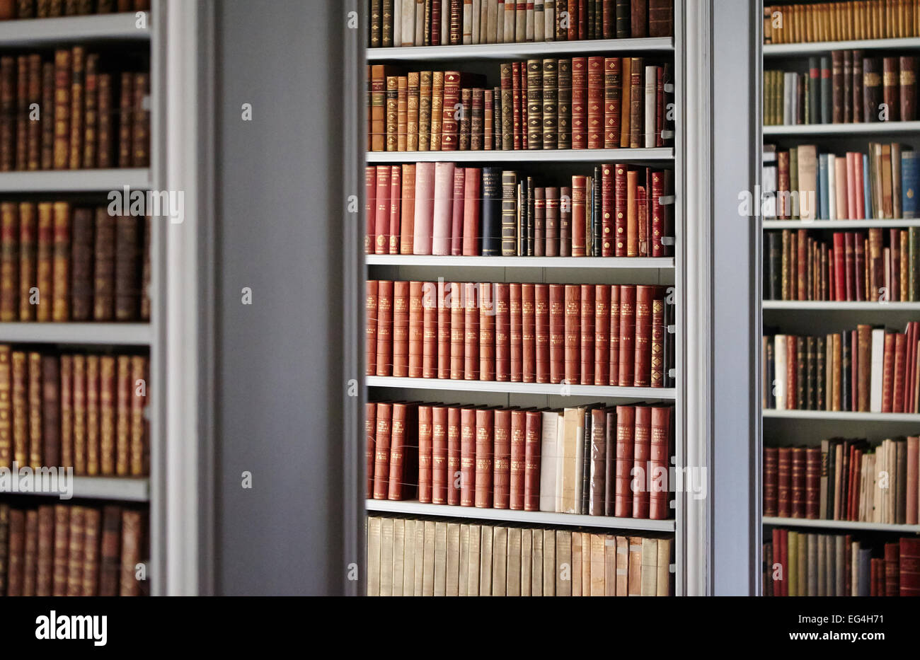 Bücherregal voll von alten Büchern. Stockfoto