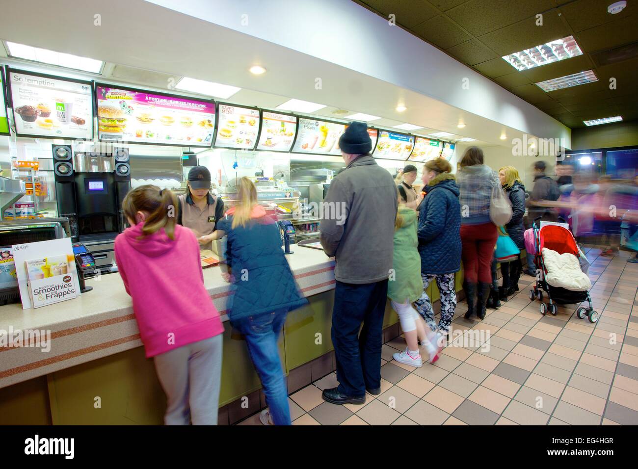 Kunden am Schalter. McDonalds Restaurant Interieur. Stockfoto