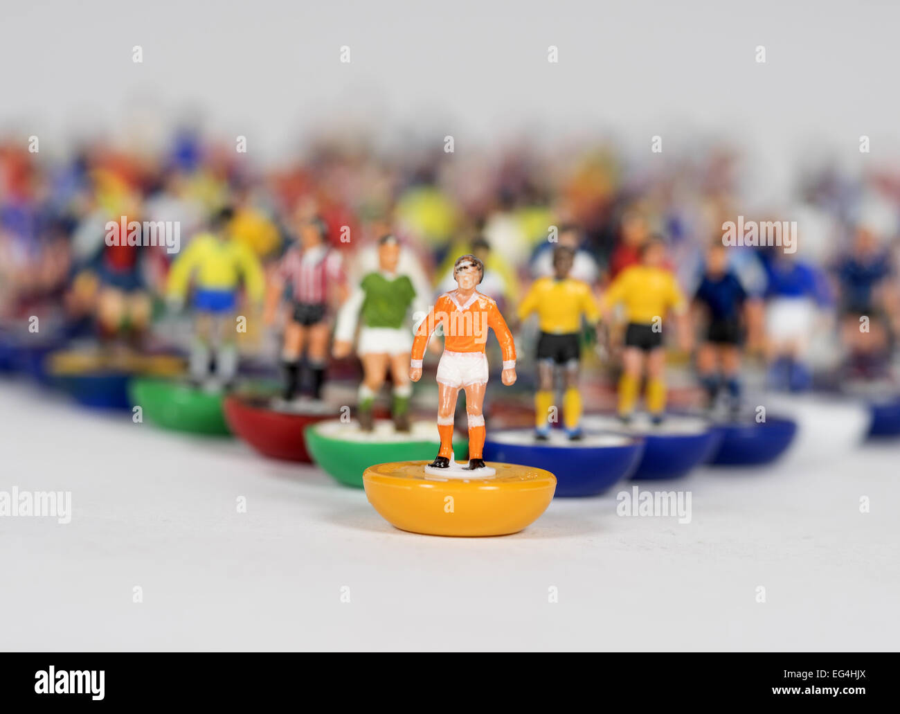 Eine Mischung aus einzelnen Subbuteo Tabelle Fußball Figuren verschiedener Teams mit Blackpool Farben an der Vorderseite Stockfoto