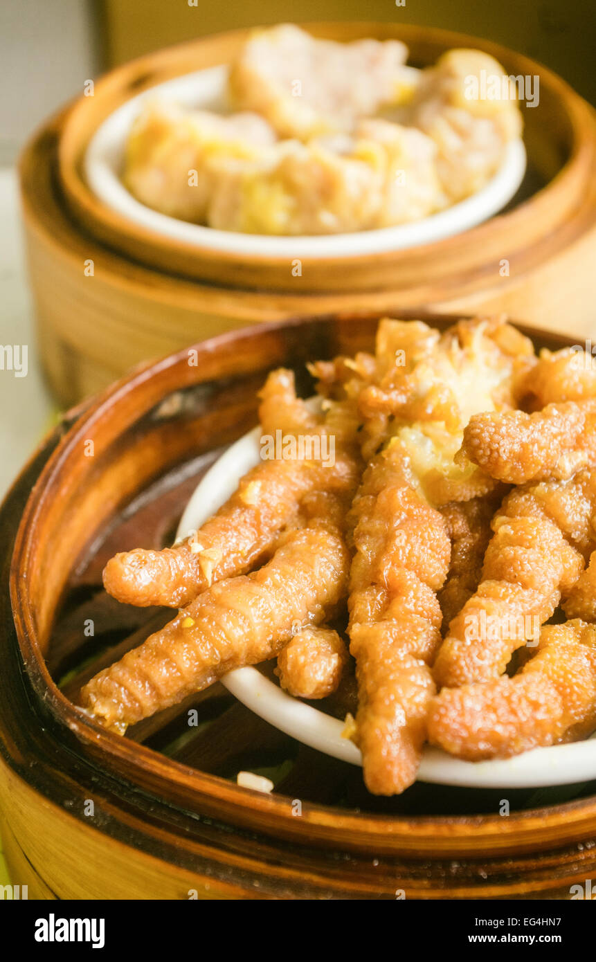 Hühnerfüße als Dim-Sum-Platte, beliebte Cantoneseteller in Hong Kong und Macau. Stockfoto