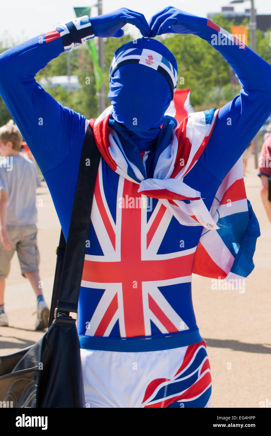 Brite in Kostüm machen "Mobot" Zeichen, Olympic Park, London, England  Stockfotografie - Alamy